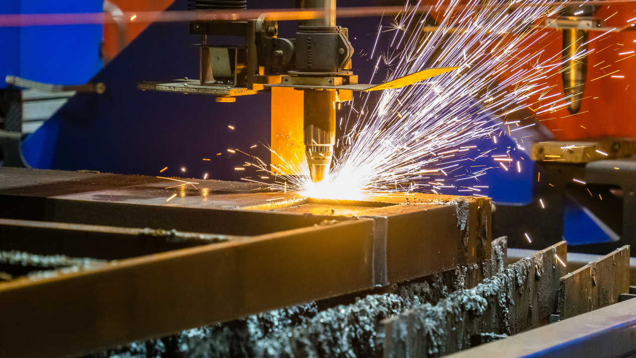 Corte a laser em chapas metálicas com faíscas durante o processo industrial, garantindo precisão e acabamento de alta qualidade.
